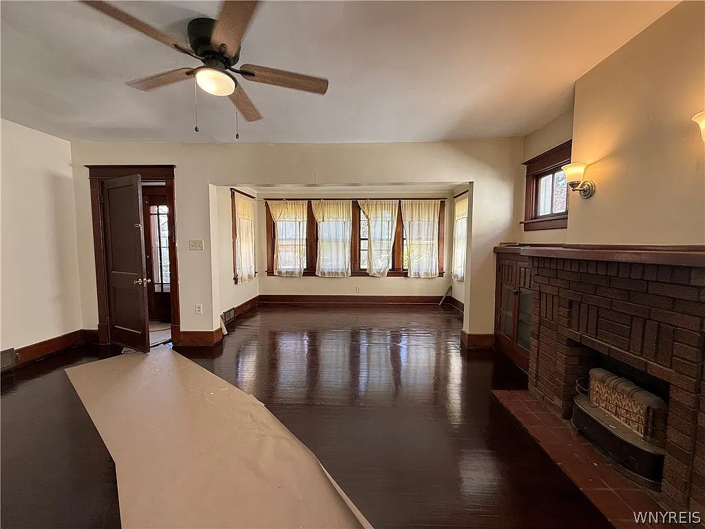 2 bed, 1.0 bath, 1842 sqft, $1,225 — Photo 2