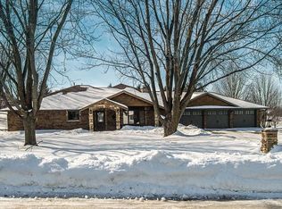 10885 Cardinal Dr, Peosta, IA 52068