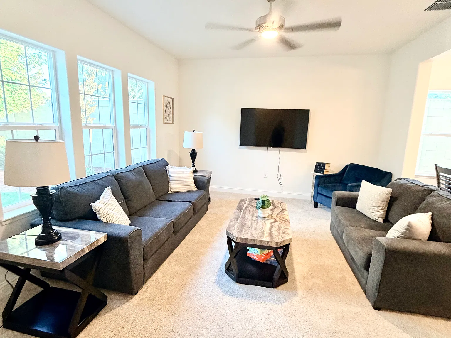 4 bed, 2.5 bath, 1824 sqft, $6,000 — Photo 1