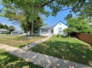 19 Burton Pl, Lindenhurst, NY 11757