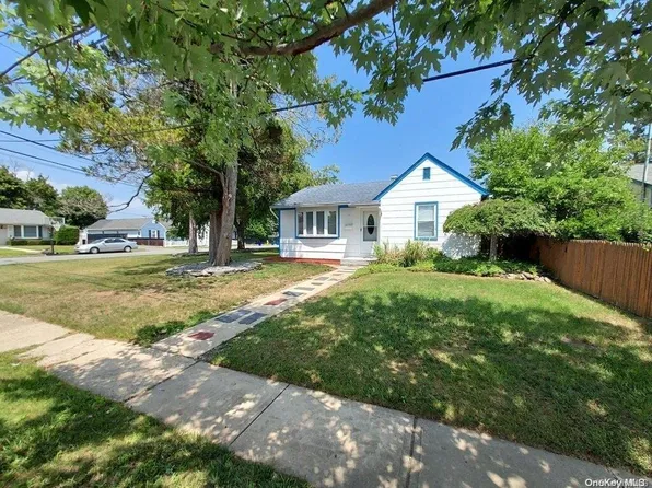 19 Burton Place, Lindenhurst, NY 11757