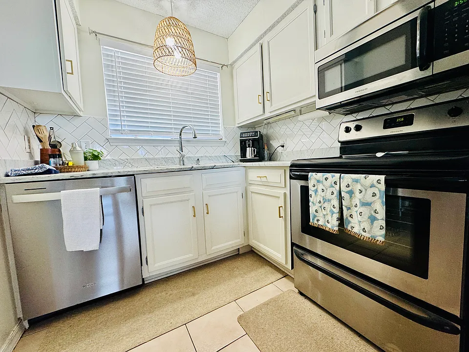 930 W Beach Blvd #105