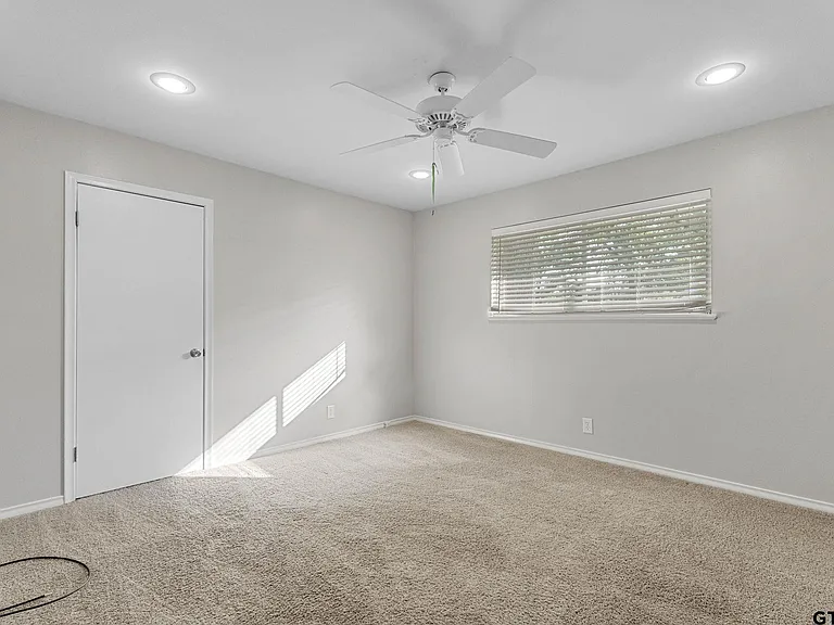 3200 Decharles St — Photo 24