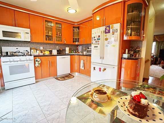 5th image of 20 Peggy Ln