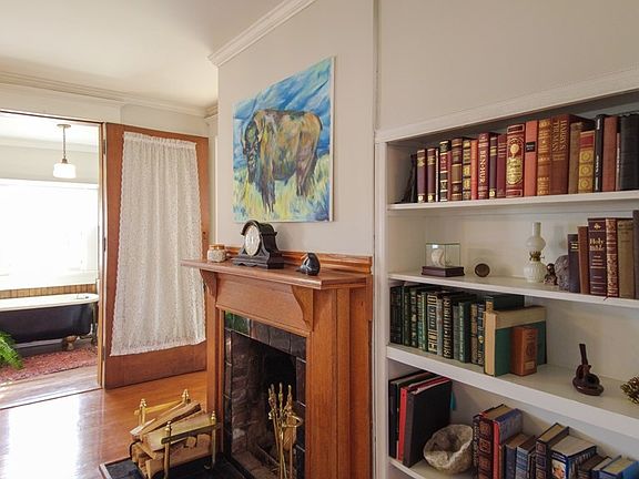 5th image of 1003 E Illinois St