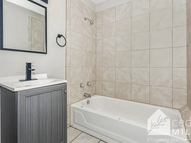 2902 E Lincoln St — Photo 5