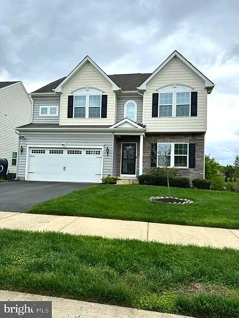 4 bed, 2.5 bath, 2975 sqft, $3,400 — Photo 2