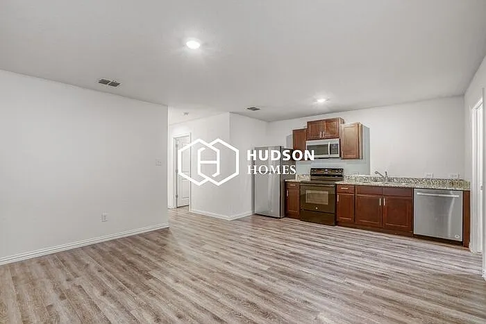 3 bed, 2.0 bath, 876 sqft, $1,095 — Photo 4