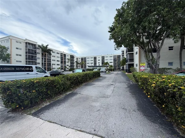 220 SW 9th Ave APT 402, Hallandale, FL 33009