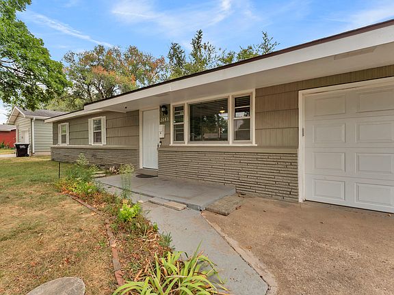 3rd image of 2643 E Belmont Street