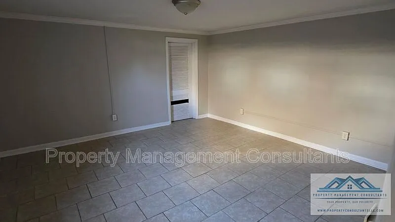 Building Photo - 727 N Sherrod Ave #D