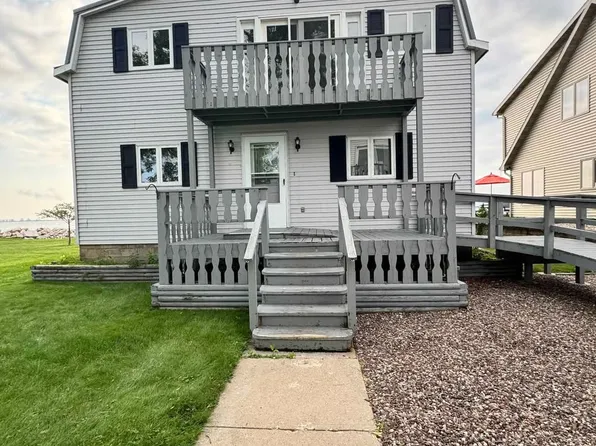 3370 Sunset Beach Ln, Suamico, WI 54173