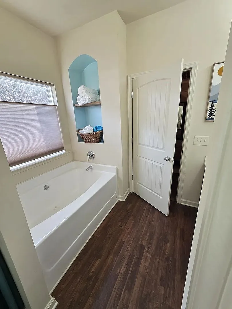 Room in 4 Bedroom Home at Katielee Cove — Photo 4
