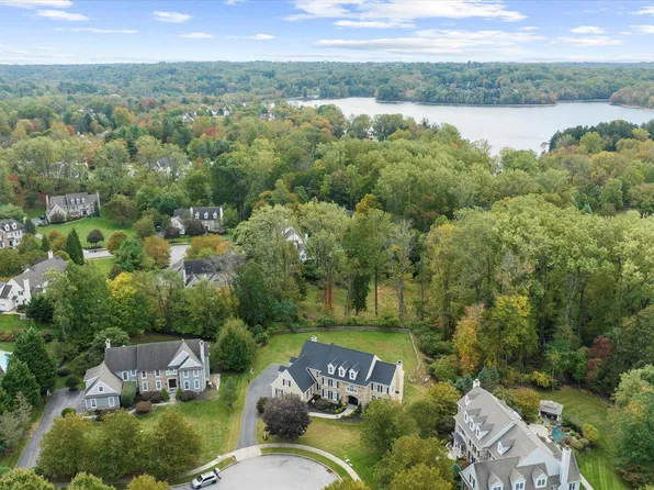 6 Greystone Cir, Newtown Square, PA 19073
