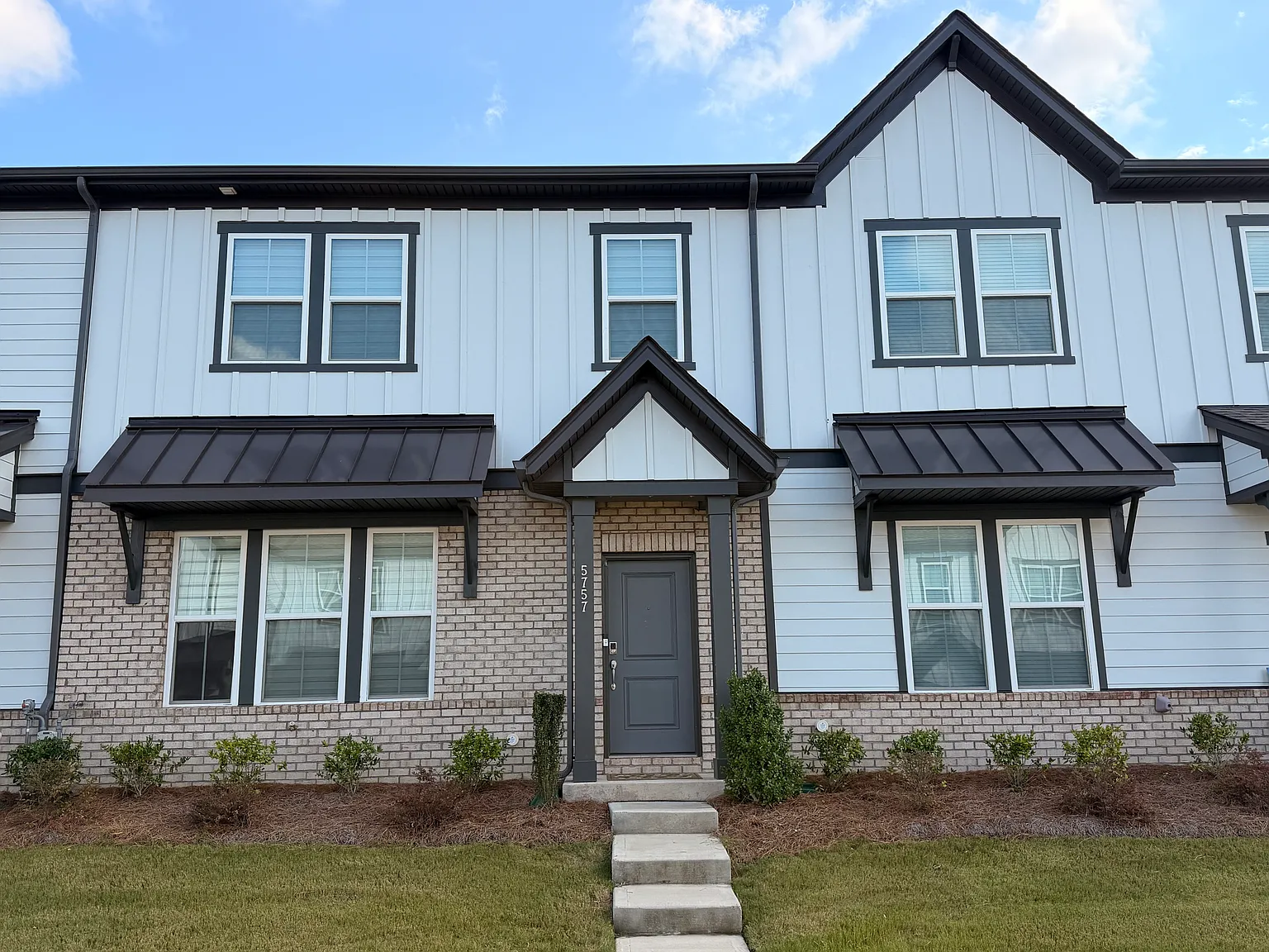 3 bed, 2.5 bath, 2001 sqft, $2,500 — Photo 1