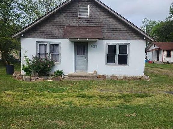 2nd image of 907 Reine St S