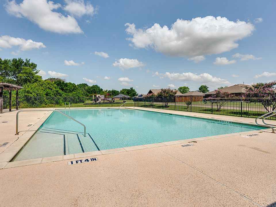 The community has a wonderful pool.