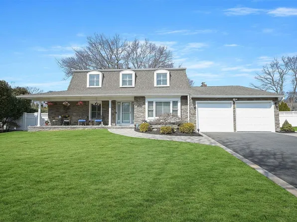 21 Faculty Lane, Farmingville, NY 11738