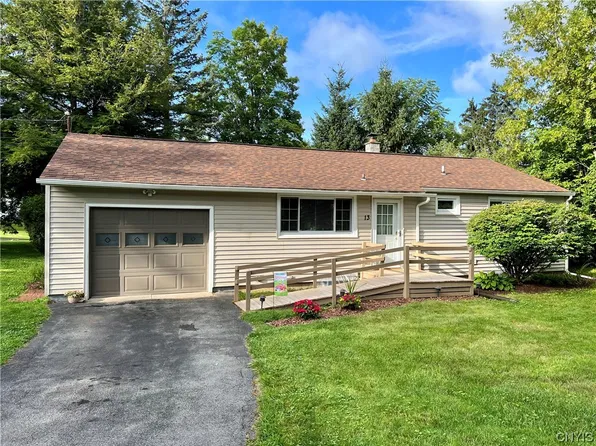 13 Amity Dr, Camillus, NY 13031