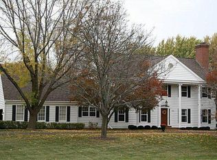 416 W Woodlyn Dr, Mequon, WI 53092