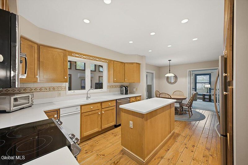 5th image of 18 Revere Road
