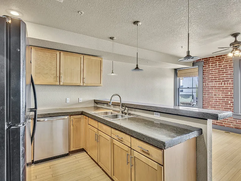 232 N Broadway #10 — Photo 21