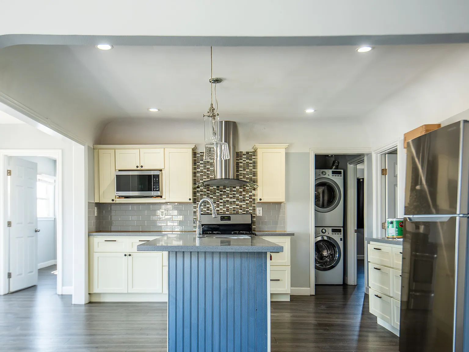 1063 N Hicks Avenue — Photo 3