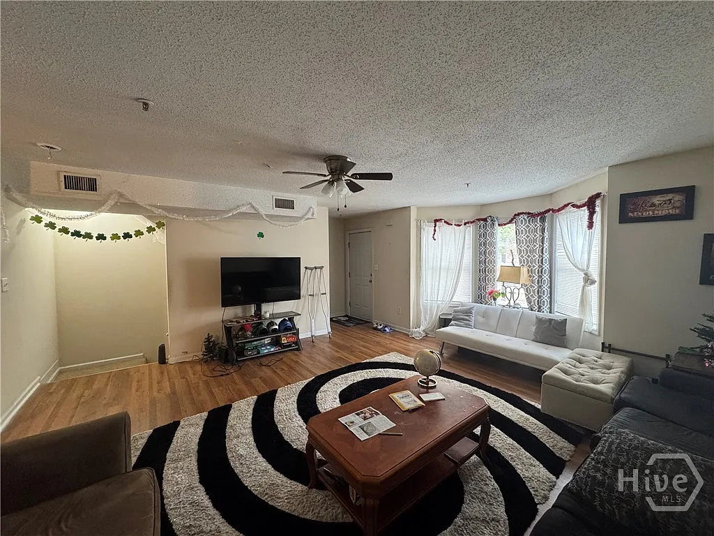 5 bed, 3.0 bath, 3692 sqft, $2,200 — Photo 4
