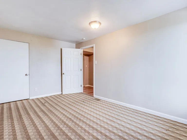 Great building with off street parking, views of the city, laundry on site! — Photo 21