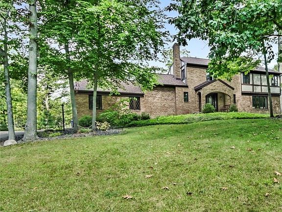 2nd image of 22 Essex Cir