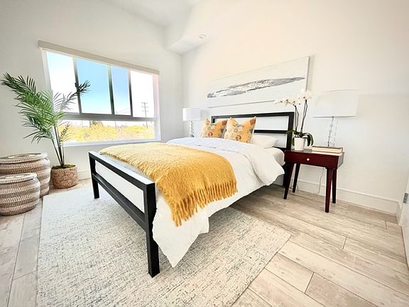 2nd image of 1946 Overland Ave #300