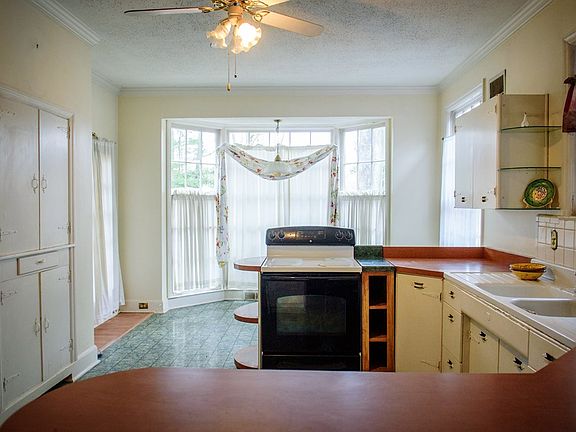 5th image of 107 Douglas Dr