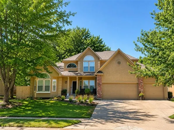 202 Shoreline Dr, Louisburg, KS 66053