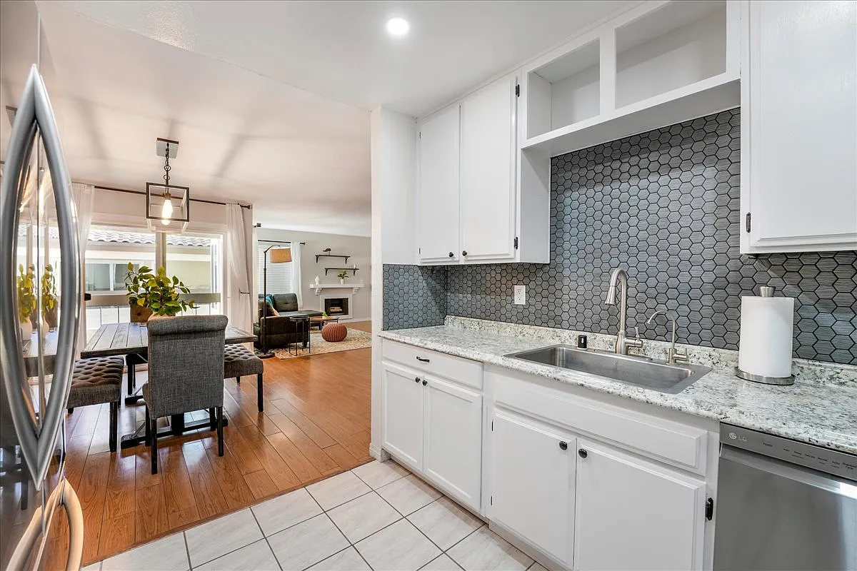 3 bed, 1279 sqft, $3,625 — Photo 1