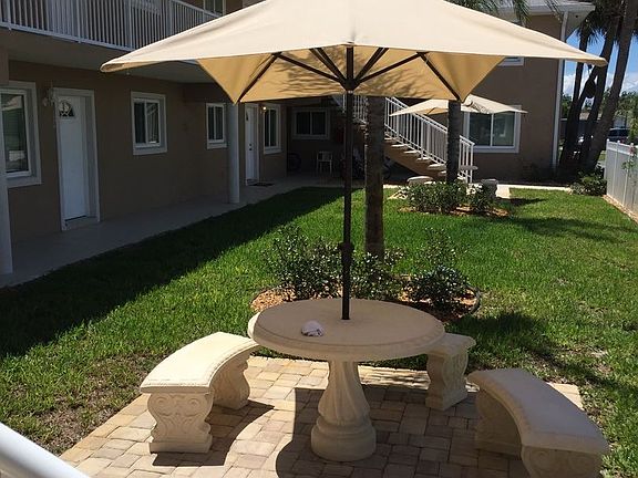 4th image of 2525 N Oleander Ave #101