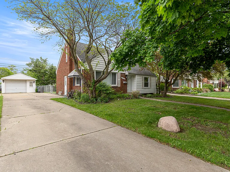 21311 Outer Dr — Photo 41