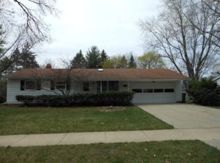 2214 Manor Green Dr, Madison, WI 53711