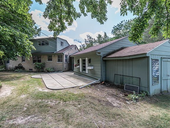 4th image of 2610 E Edgebrook Dr