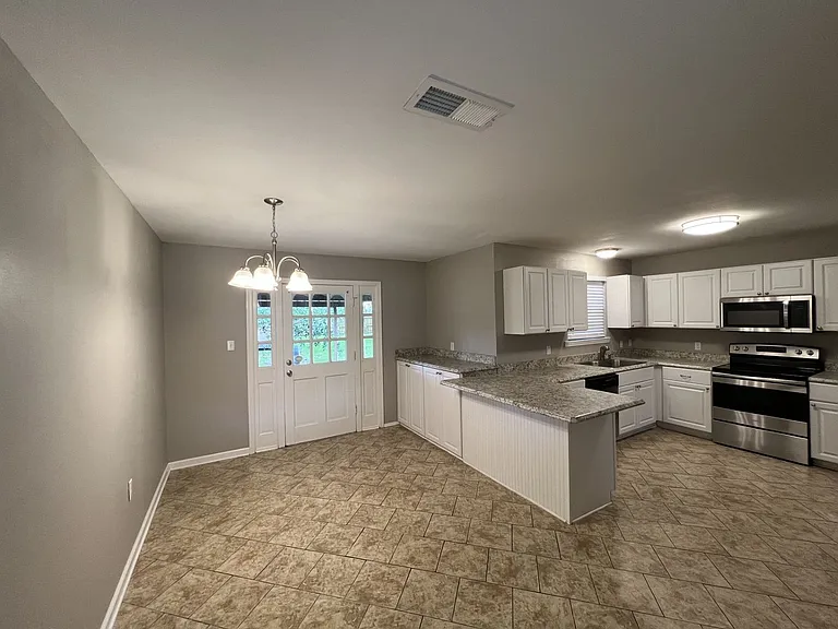 139 Hickory St — Photo 2