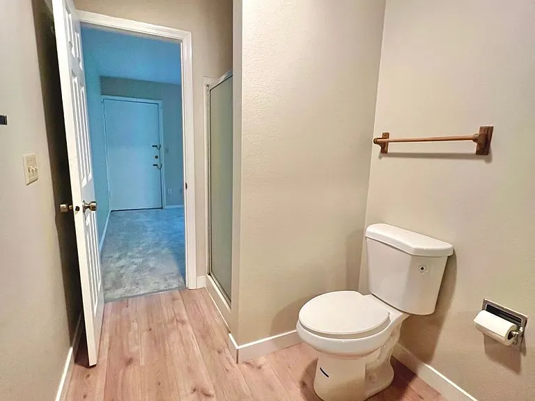 Remodeled 3BR in Mountain Park | Primary Suite + Deck | Lake Oswego — Photo 20