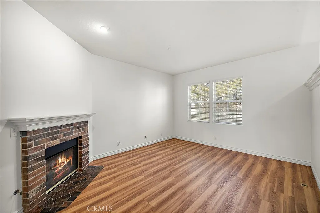 3 bed, 2.5 bath, 1635 sqft, $4,300 — Photo 2