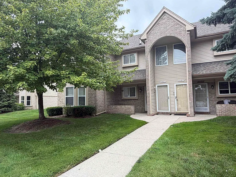 44411 Sunnyside Dr — Photo 1