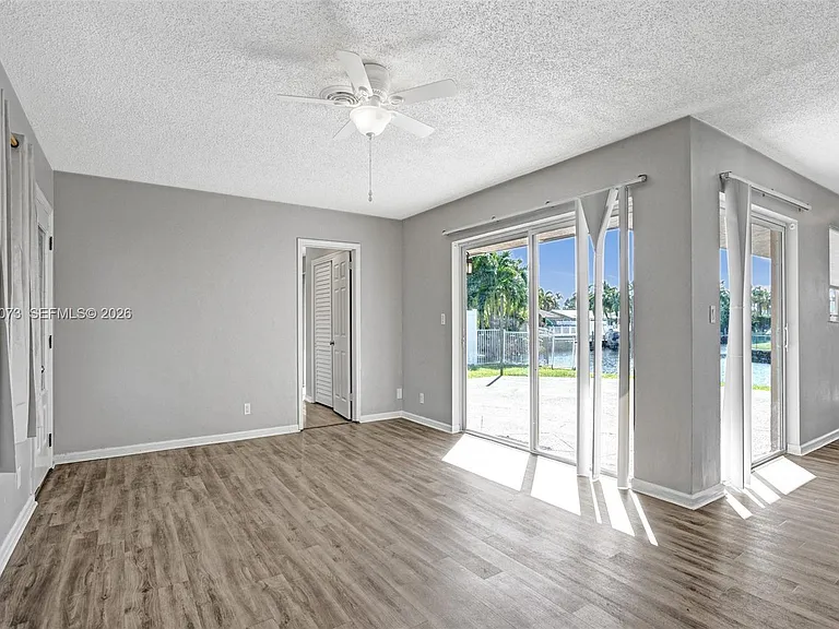 949 SE 10th Ct — Photo 10