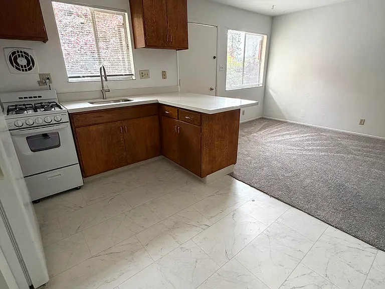 35 Valencia Ave #7 — Photo 4