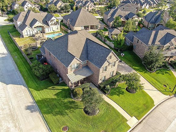 This home is zoned in the Klein ISD, which supports the International Baccalaureate program and is close to shopping, golf courses, The Woodlands and the Grand Parkway.
