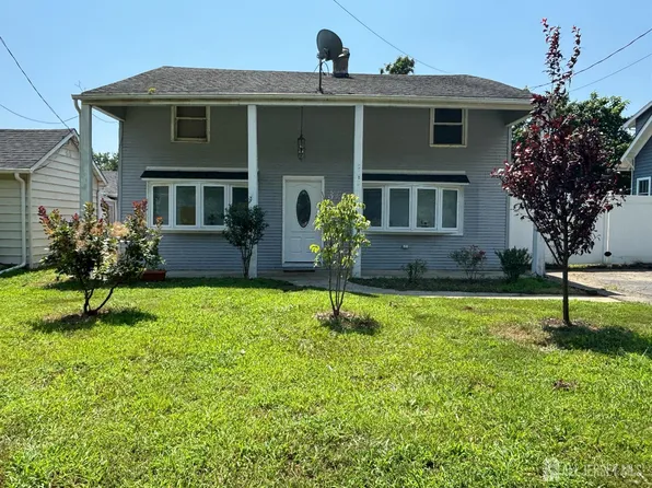 8 Main St, Helmetta, NJ 08828