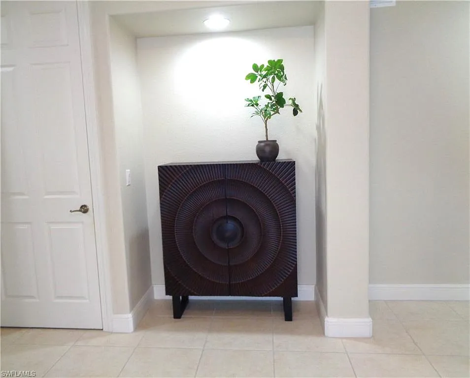 2 bed, 2.0 bath, 2058 sqft, $7,900 — Photo 3