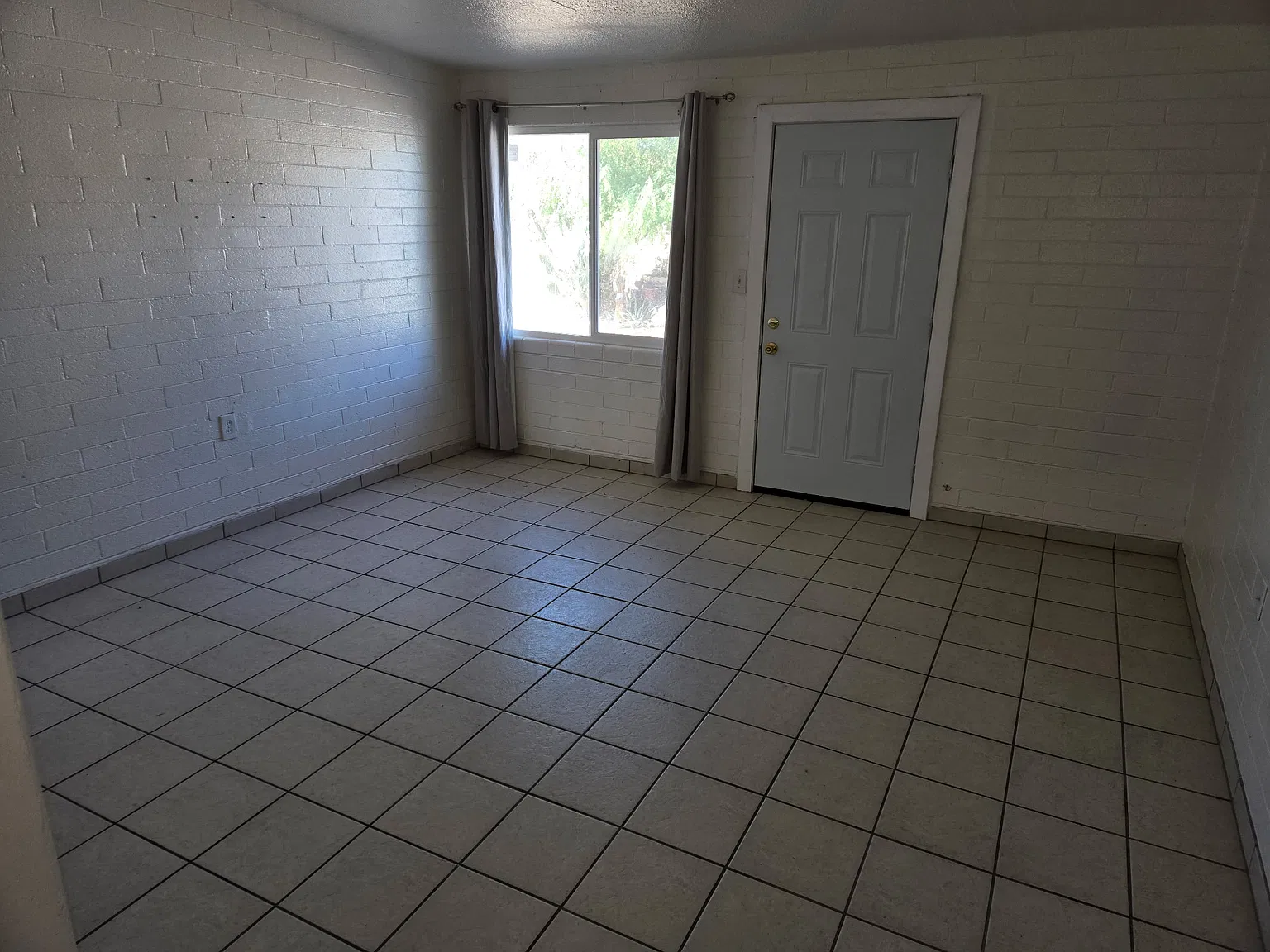 1416 E Cinnabar Ave — Photo 2