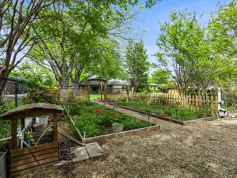 265 E Dove Rd — Photo 37