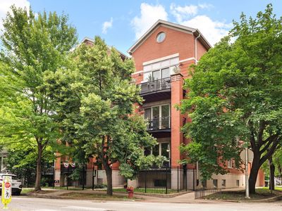 2323 W Montrose Ave APT 2W, Chicago, IL, 60618